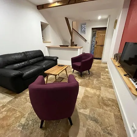 Pleasant Quiet House With Private Courtyard בית נופש
